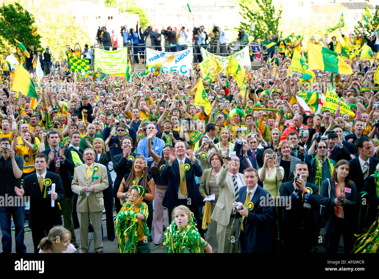 Norwich City Football Club Anhänger außen Rathaus, Norwich, UK April 2004 Stockfoto