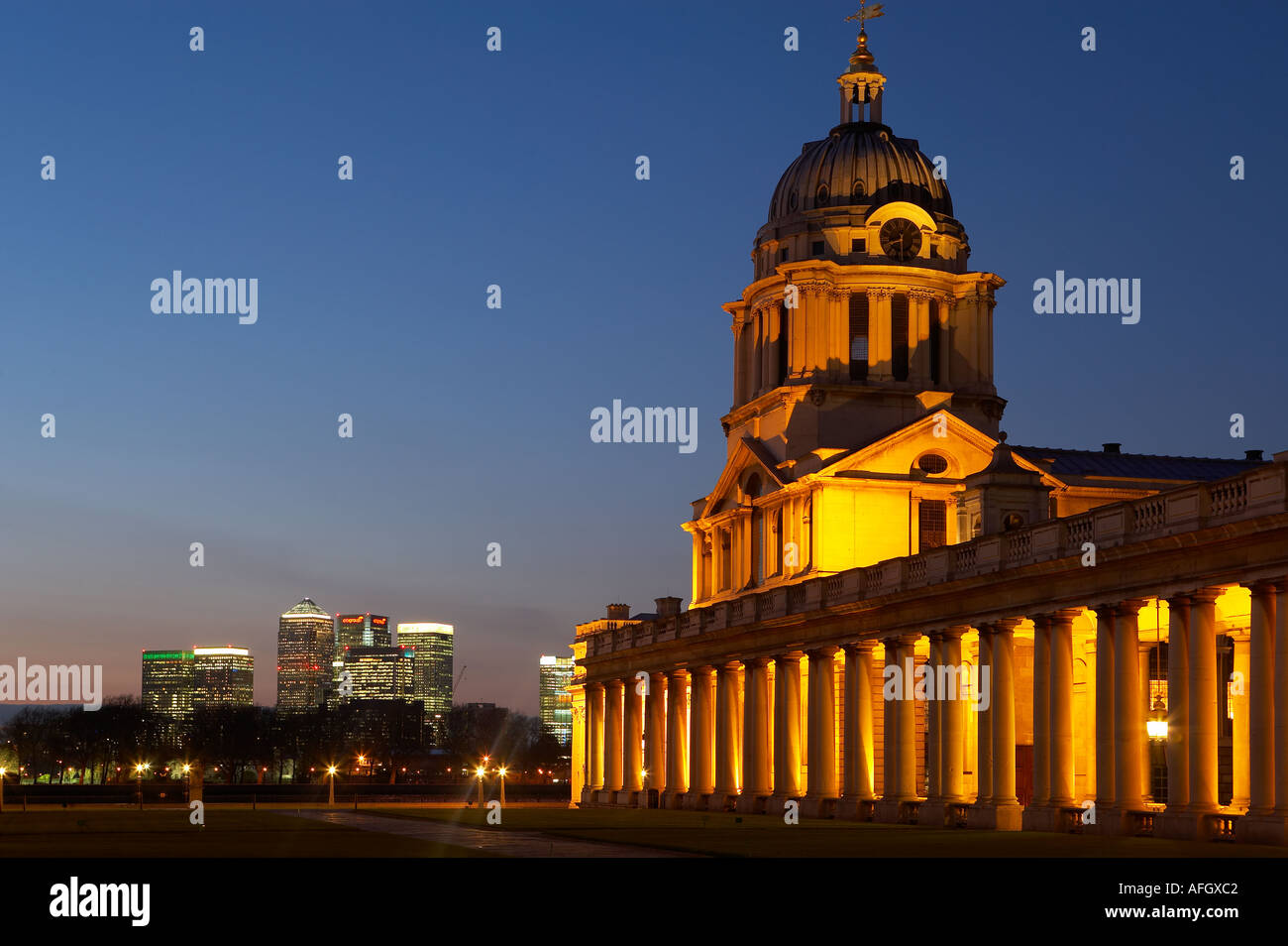 Das Old Royal Naval College und die Skyline von Canary Wharf Greenwich London England UK Stockfoto