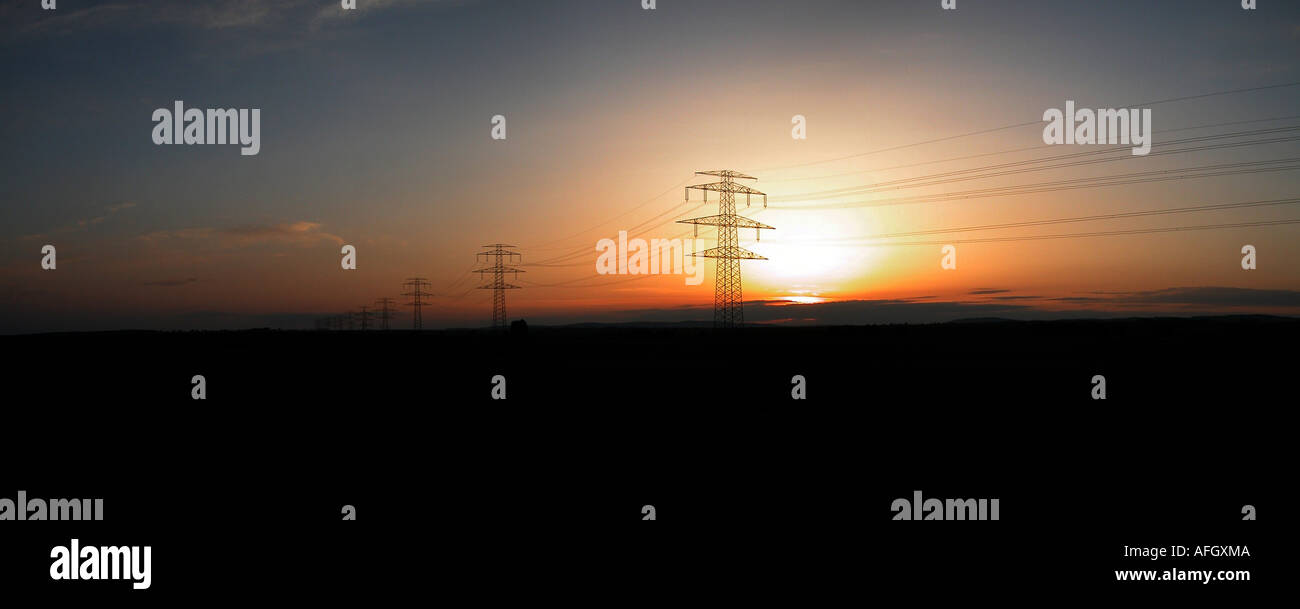 Sonnenuntergang vor der aktuellen Masten Stockfoto