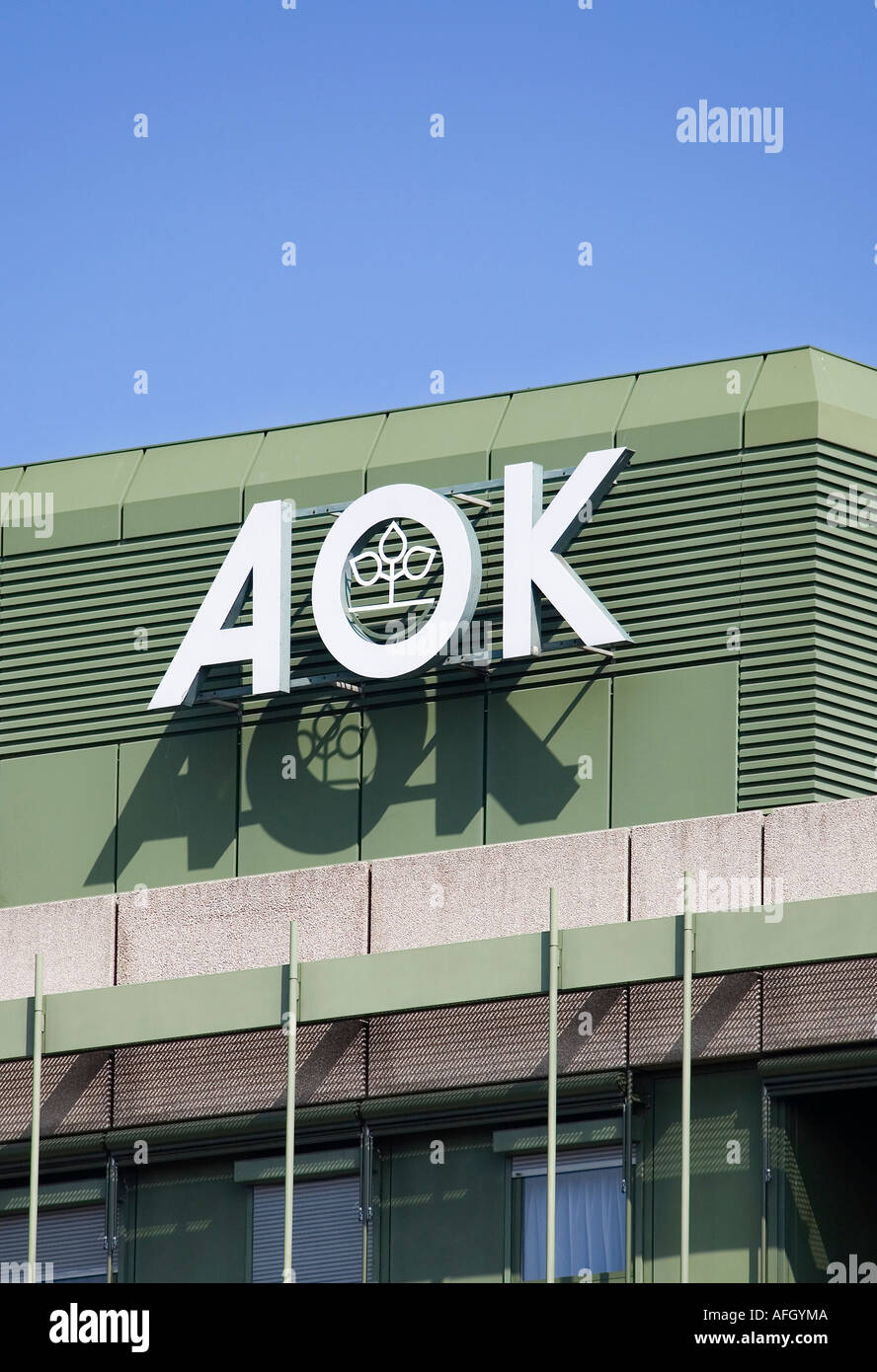 AOK-Schild an einem Gebäude Stockfoto