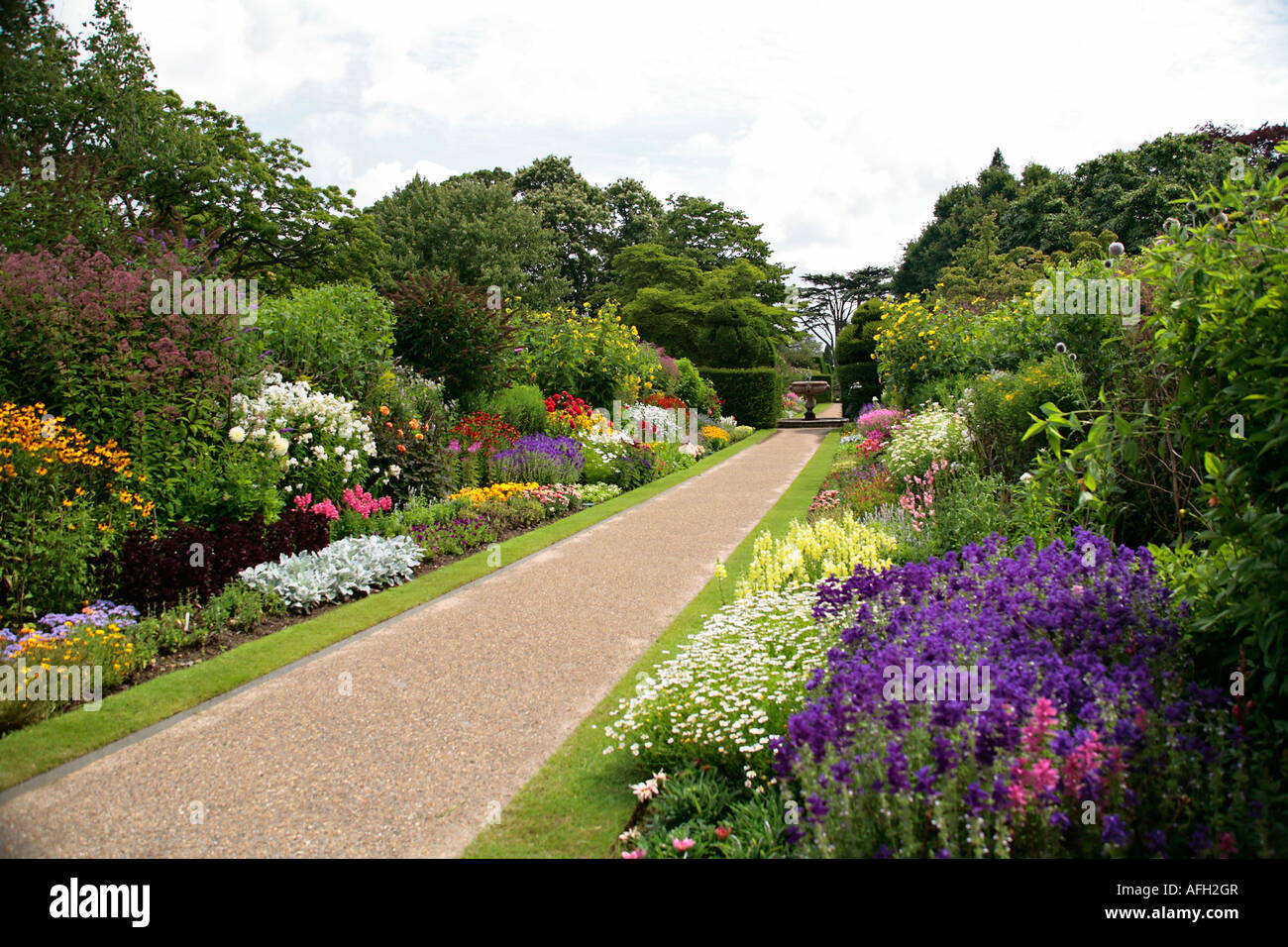 Bunte Sommer Blumenrabatten im englischen Garten Stockfoto