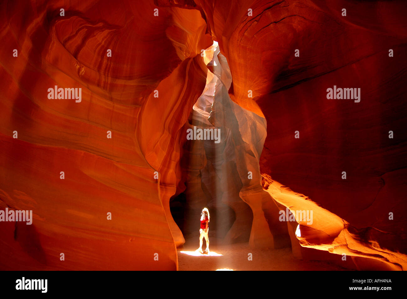 Seite der Antelope Canyon in Arizona roten Felsen Wallk Steinen Frau im Lichtschacht Stockfoto