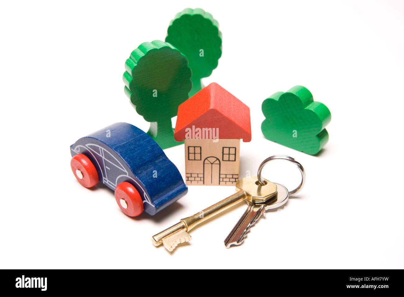 Gehäuse Schlüssel zum Haus oder Eigentum in den Vorstädten oder auf dem Land mit dem Auto außerhalb Stockfoto