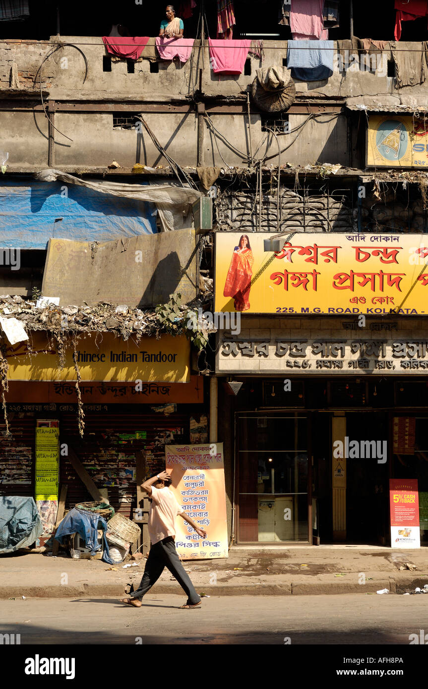 MG Road, Kolkata, zeigt die Schichten Indien leben und Schmutz. Stockfoto