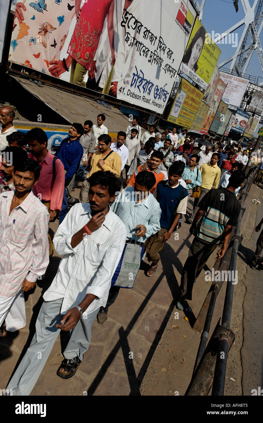 Morgendlichen Berufsverkehr, Menschen strömen von Howrah Brücke in Kalkutta Stockfoto