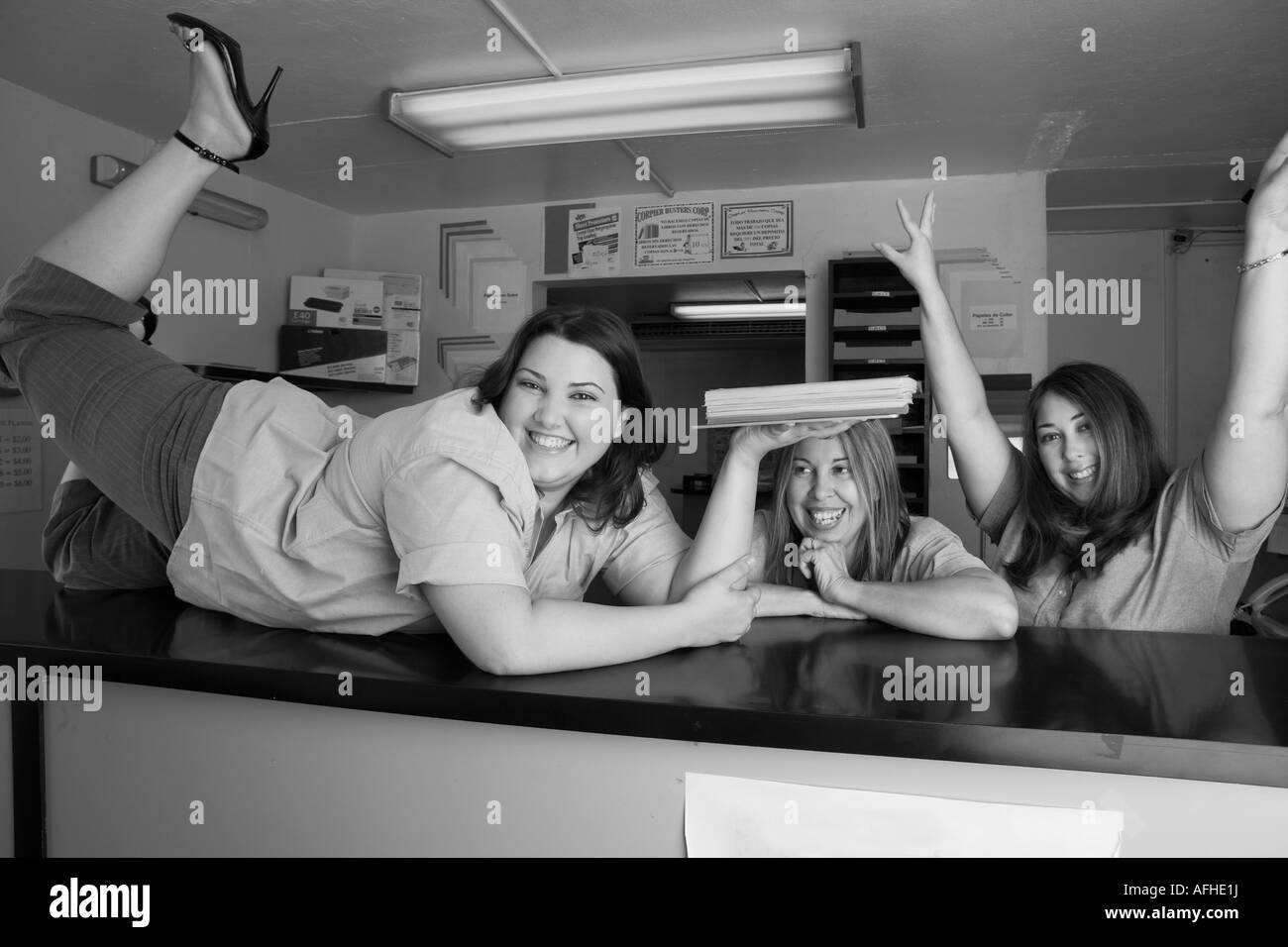 Spielerische Mitarbeiter bei Copy center Stockfoto