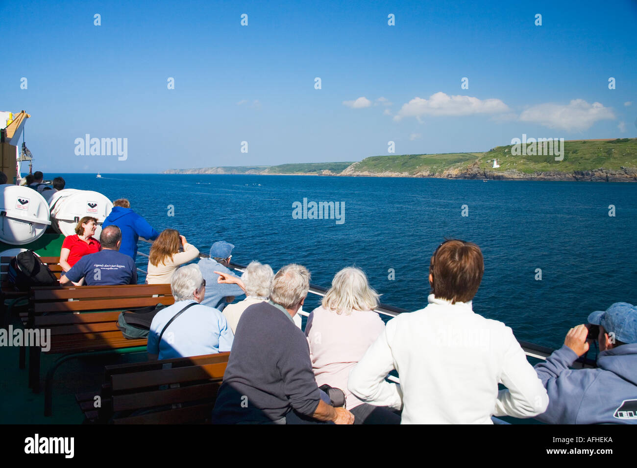 Passagiere auf Boot die Scillonian in der Nähe von Lands End in Cornwall Überschrift für die Isles of Scilly an sonnigen Sommertag England UK GB Stockfoto