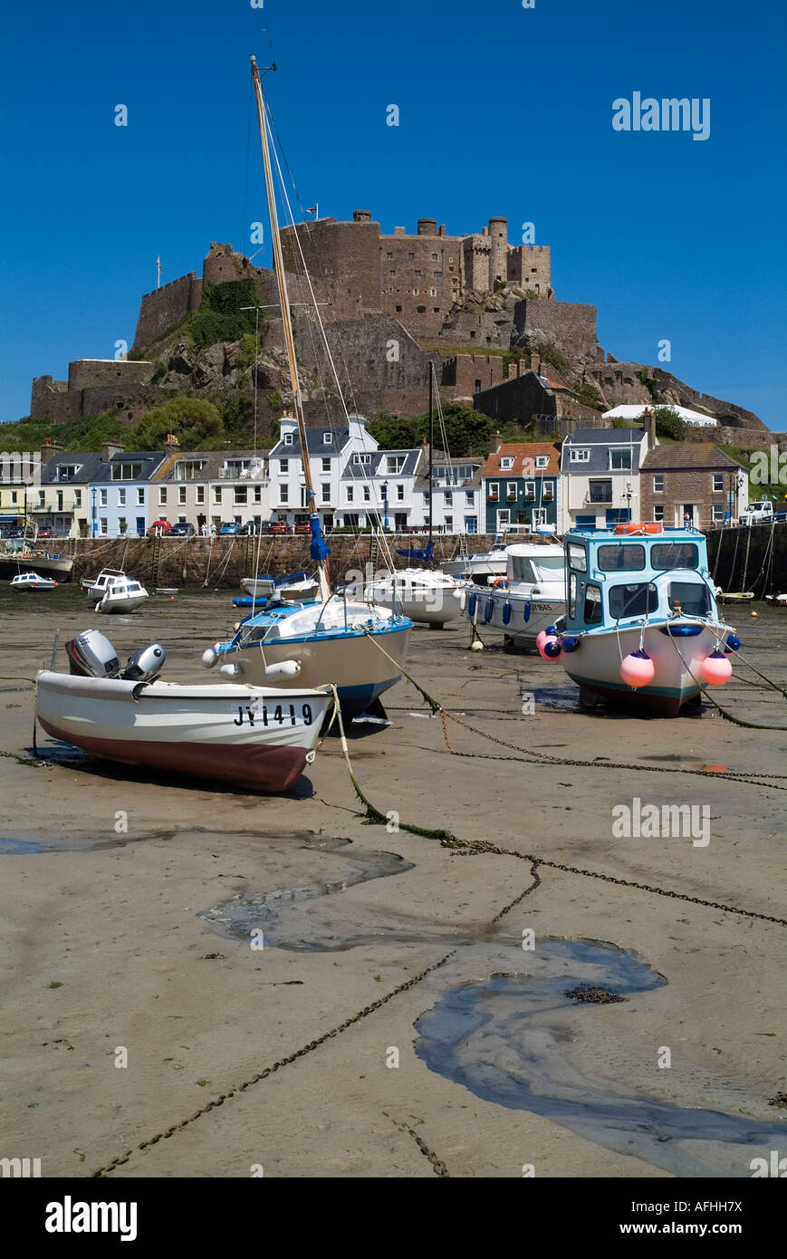 Dh Gorey ST MARTIN JERSEY Boote im Hafen Häuser direkt am Meer und den Mont Orgueil Castle Kanalinseln UK Stockfoto