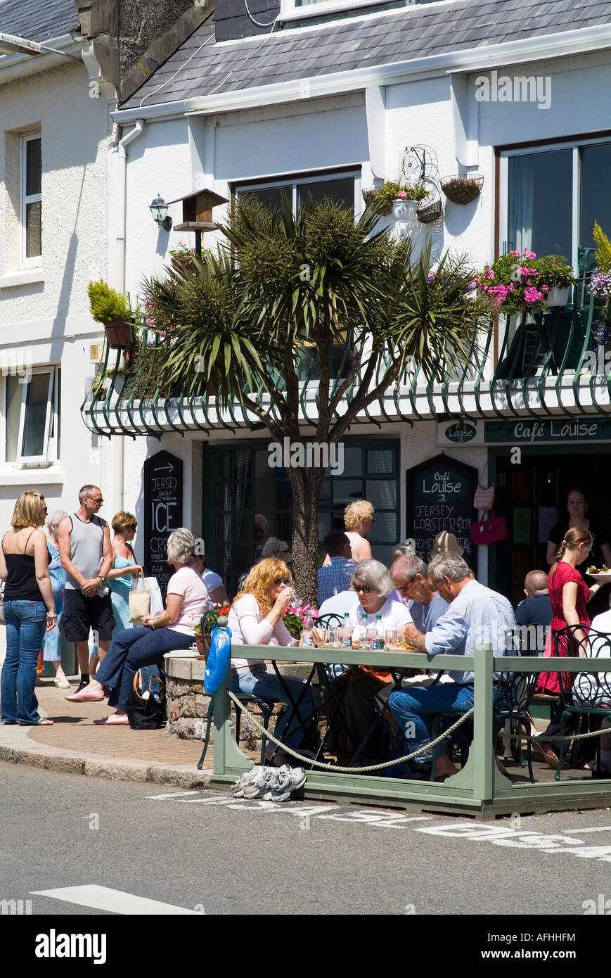 dh Gorey ST MARTIN JERSEY Touristen essen in Straßencafés in Dorf Alfresco Restaurants Kanal Inseln Restaurant uk Island Cafe Stockfoto