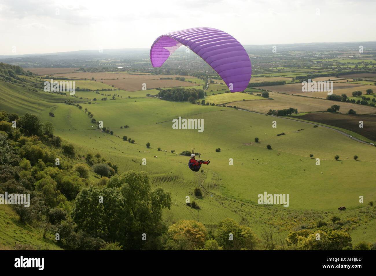 Gleitschirm fliegen von Westbury White Horse Wiltshire Stockfoto