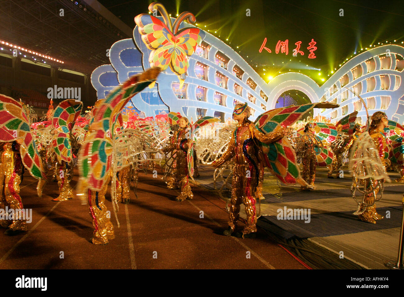 Studenten, die verkleidet als Schmetterlinge Stockfoto