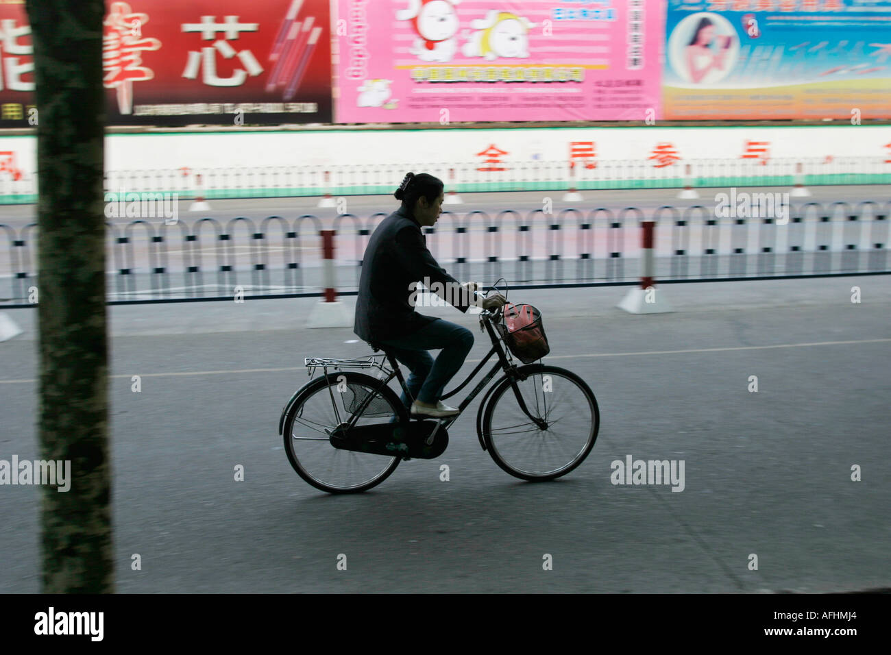 Frau mit dem Fahrrad Stockfoto