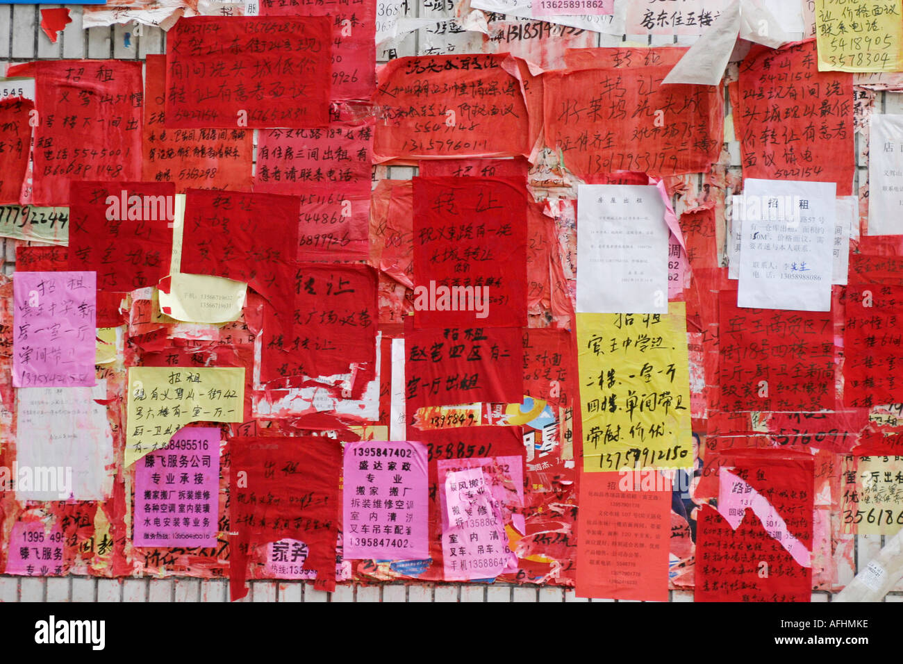 Notizen auf rotem Papier, die an einer Anschlagtafel in Xiamen, China, befestigt sind Stockfoto