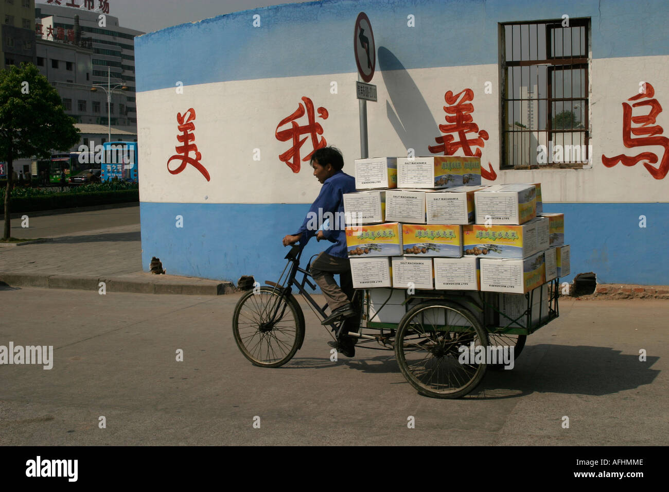 Yiwu, China: Velo-Rikscha mit waren beladen Stockfoto