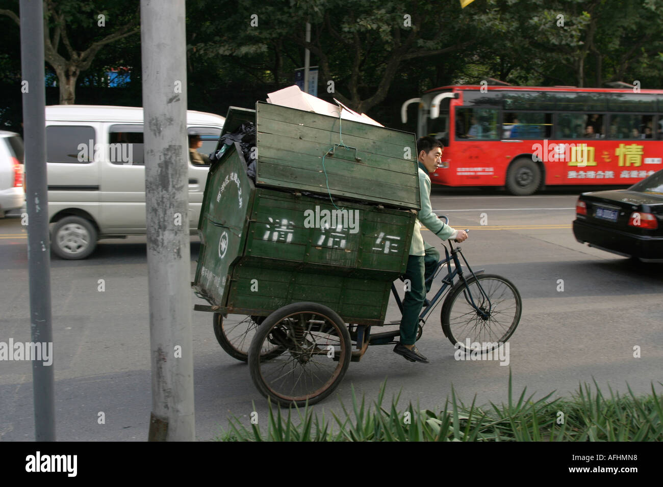 Ein Mann fährt einen Zyklus Rickshaw Müll Sammler Stockfoto