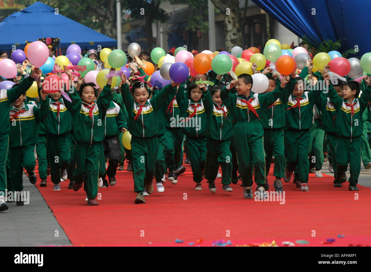 Changzhou, China. Kinder laufen mit Luftballons eröffnen die Changzhou Seide Fashion Festival. Stockfoto