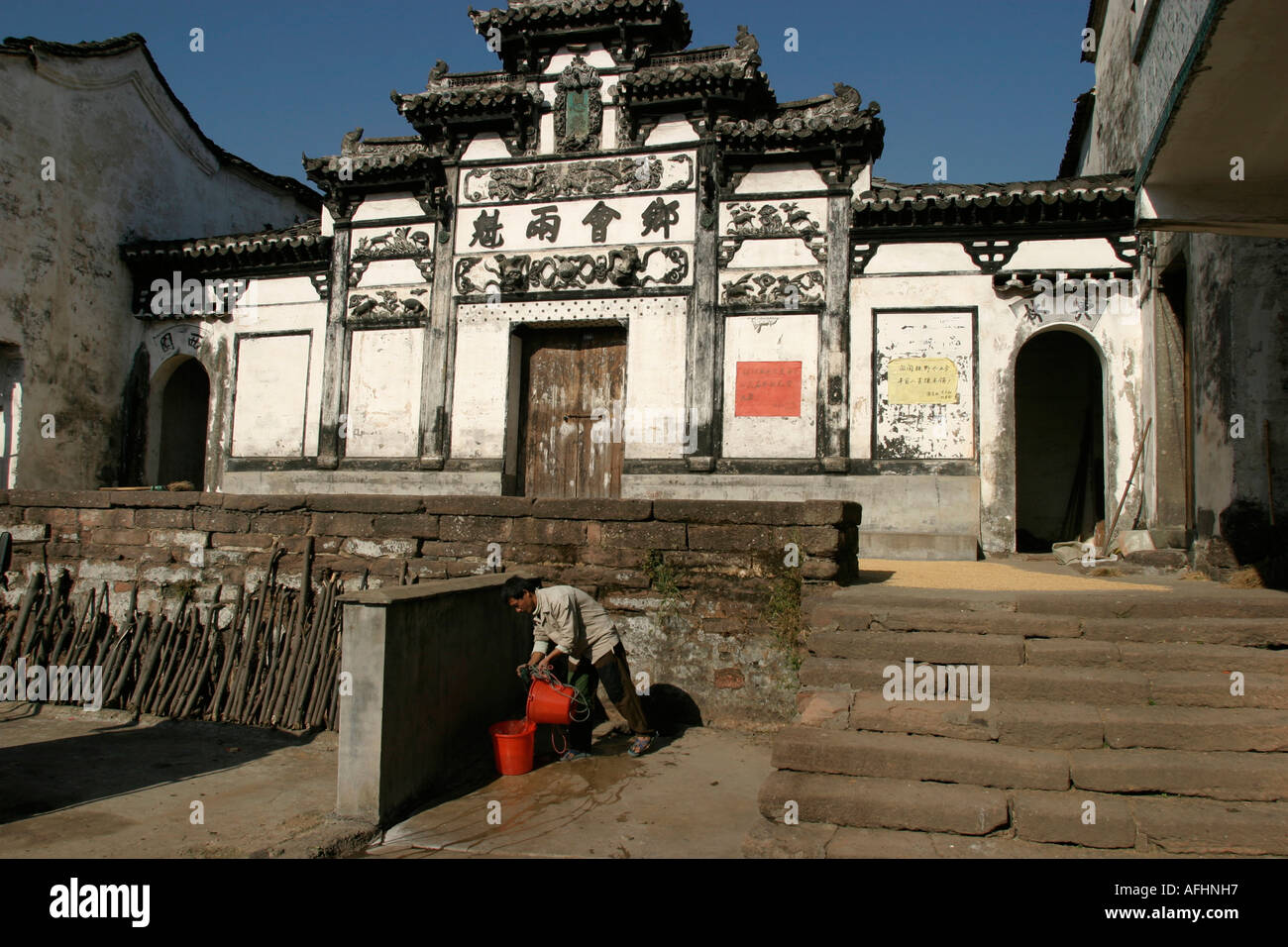 Lanxi Zhuge Dorf, China. Hier ist der Mensch aus dem Wasser holen. Stockfoto