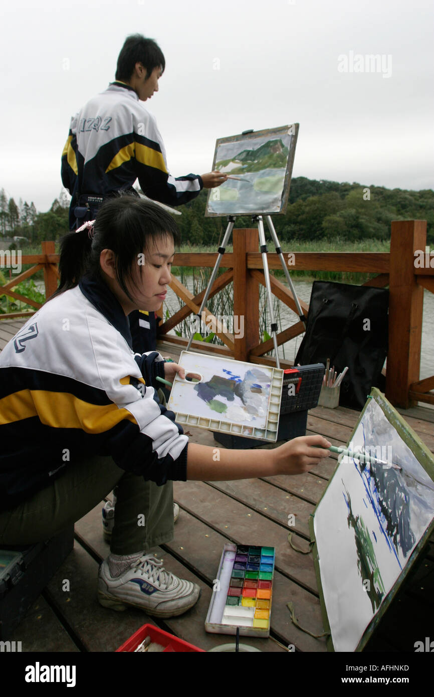 Schülerinnen und Schüler malen Landschaften in der Hangzhou New West Lake. Stockfoto