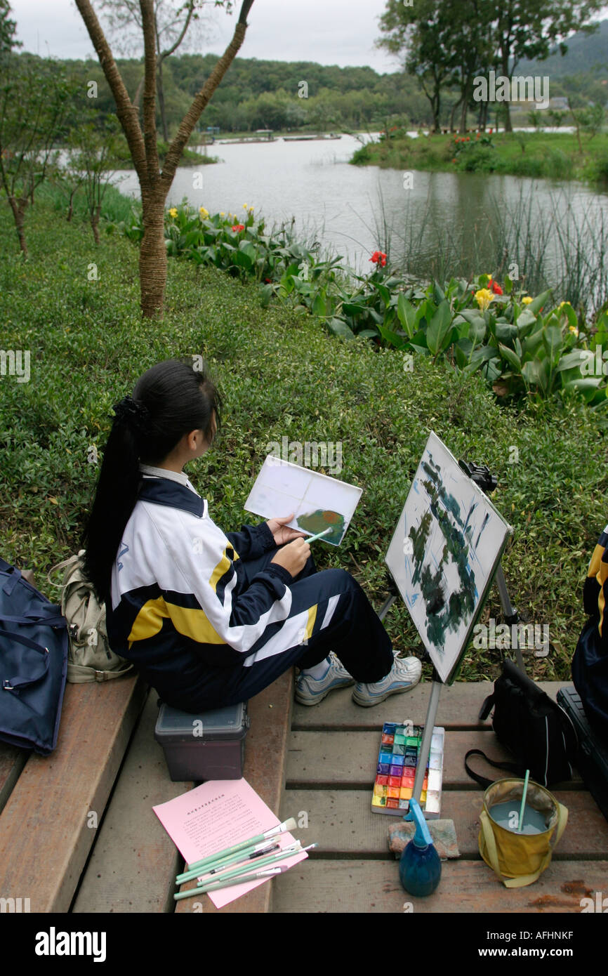 Schülerinnen und Schüler malen Landschaften in der Hangzhou New West Lake. Stockfoto