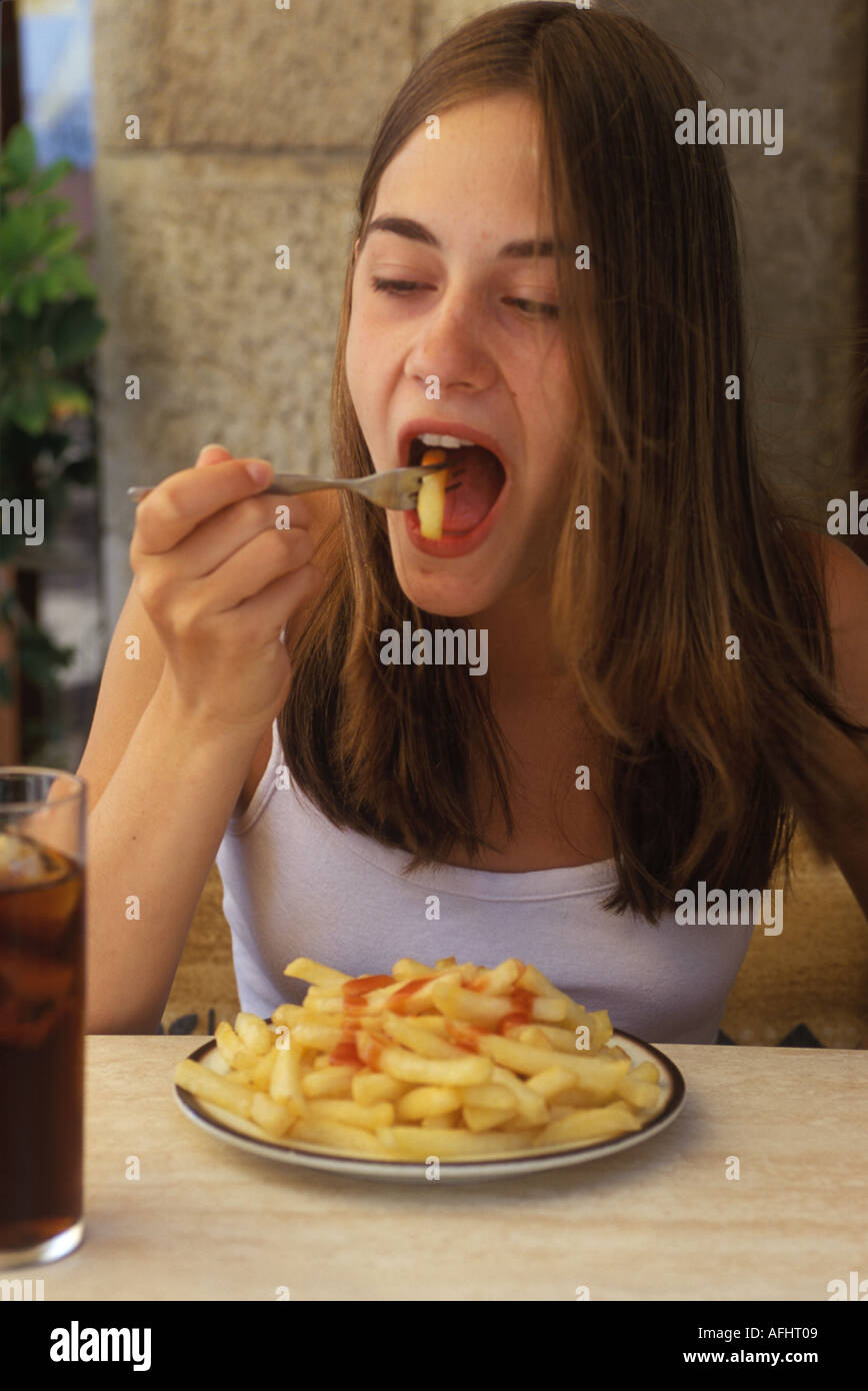 Teen Girl Eating Chips Fotos Und Bildmaterial In Hoher Auflösung Alamy 