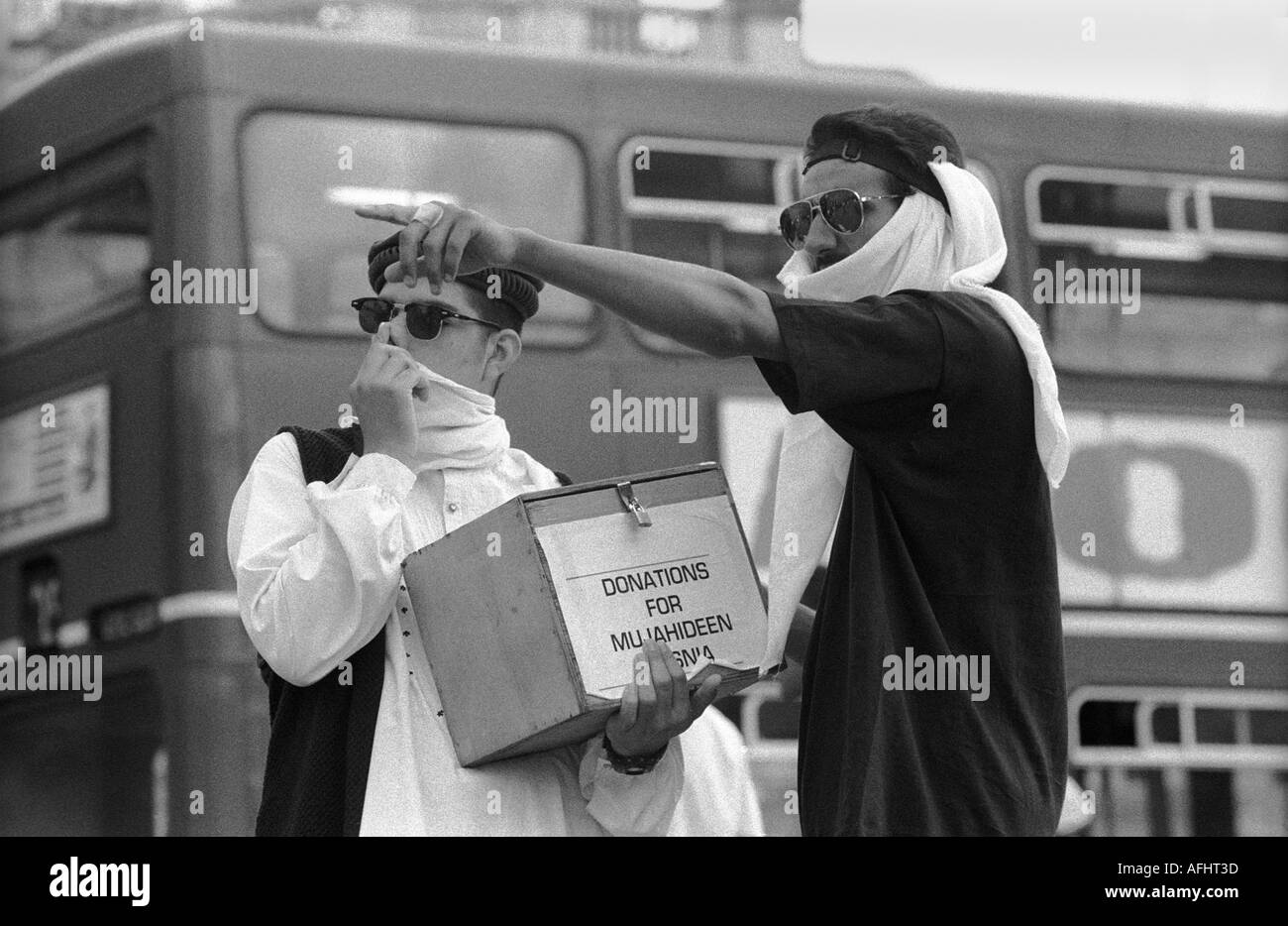 Zwei Männer sammeln Spenden für die Mudschaheddin in Bosnien bei einer Kundgebung für Islam Trafalgar Sq London August 93 Stockfoto