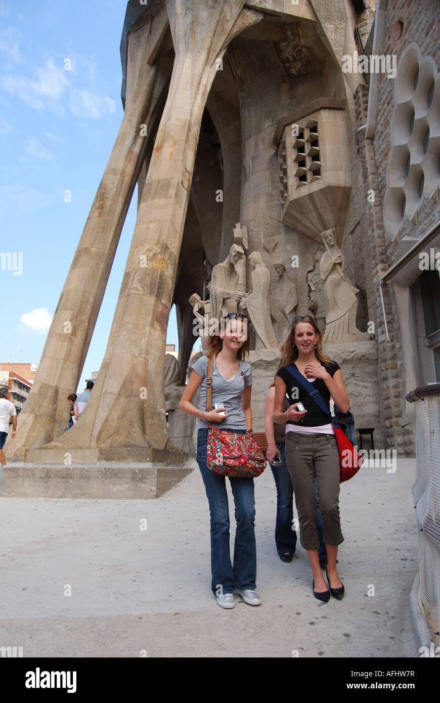 zwei heranwachsende Mädchen vor Westflügel der Sagrada Familia Leidenschaft Fassade Carrer de Sardenya Barcelona Spanien Stockfoto