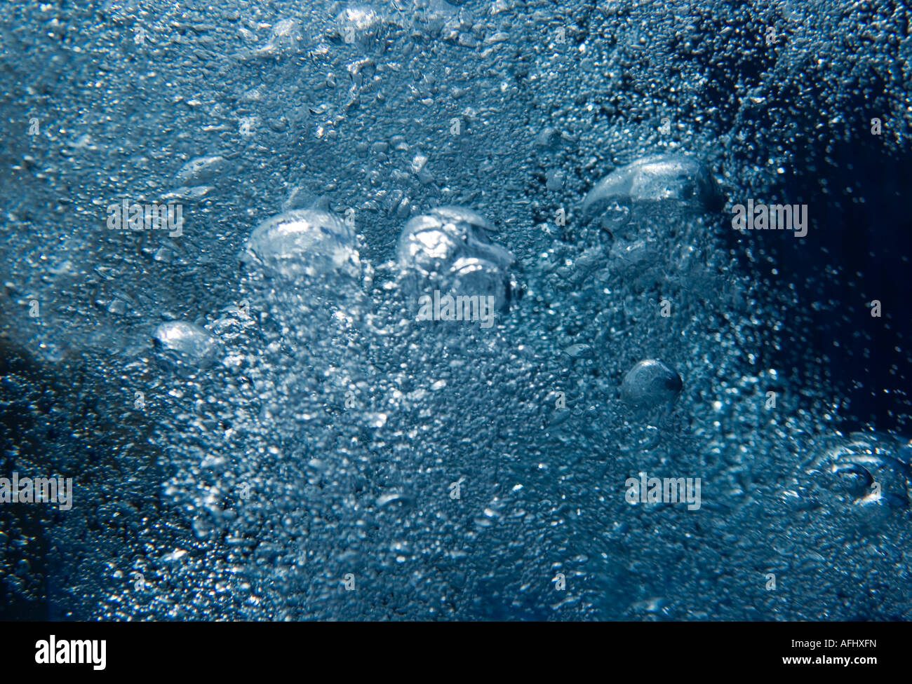 Unter Wasser Bläschen Stockfoto