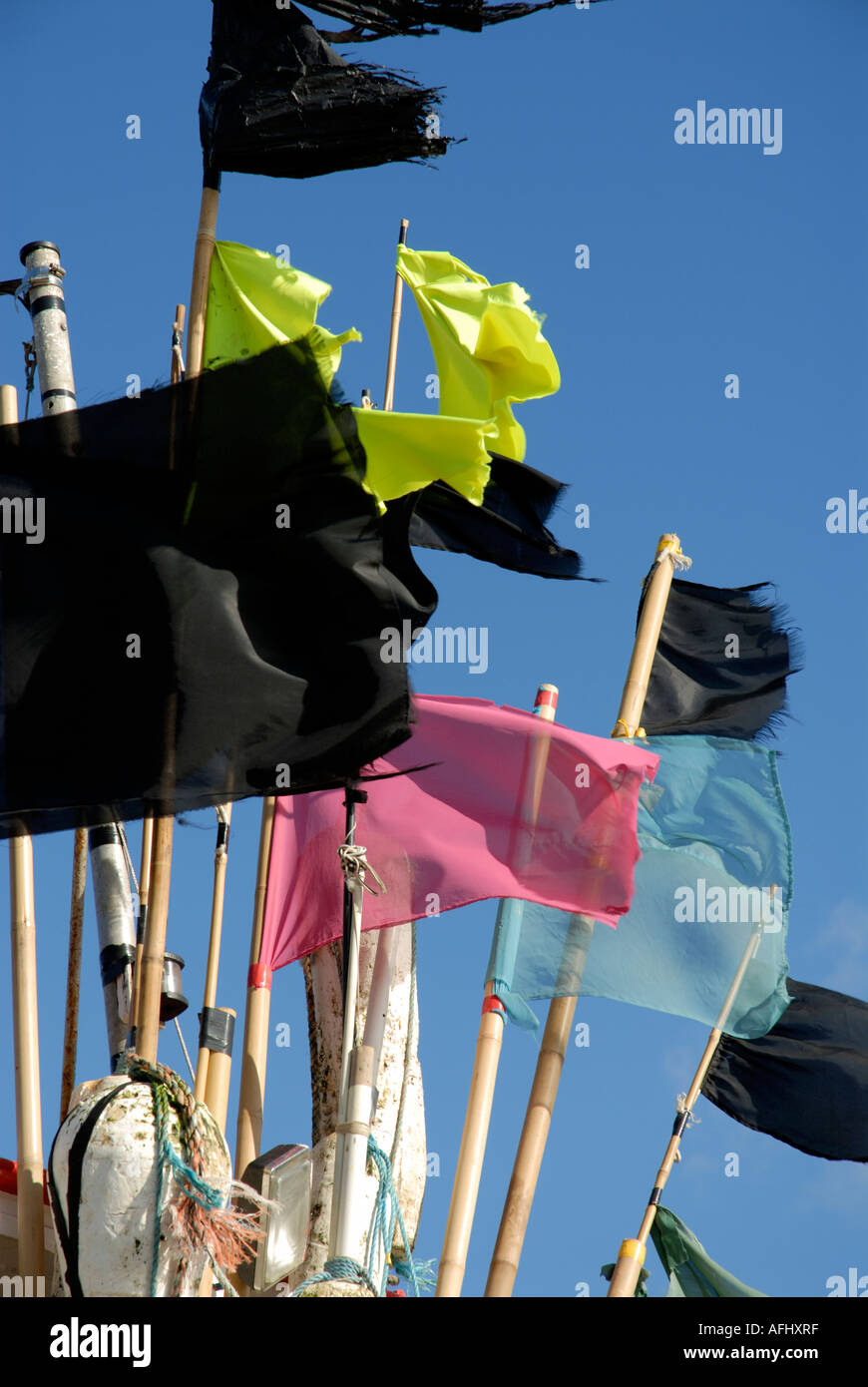 Bunte Fahnen Angeln Boot Angeln Schwimmer Rock Nore Strand Hastings East Sussex Süd Küste England Großbritannien UK EU Europa Stockfoto