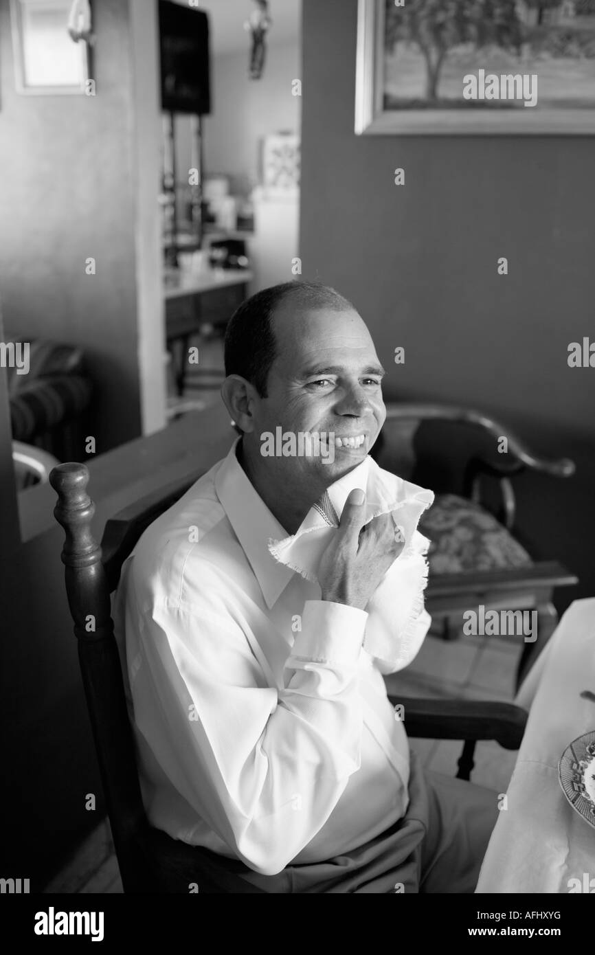 Mann wischte sich den Mund mit der Serviette Stockfoto