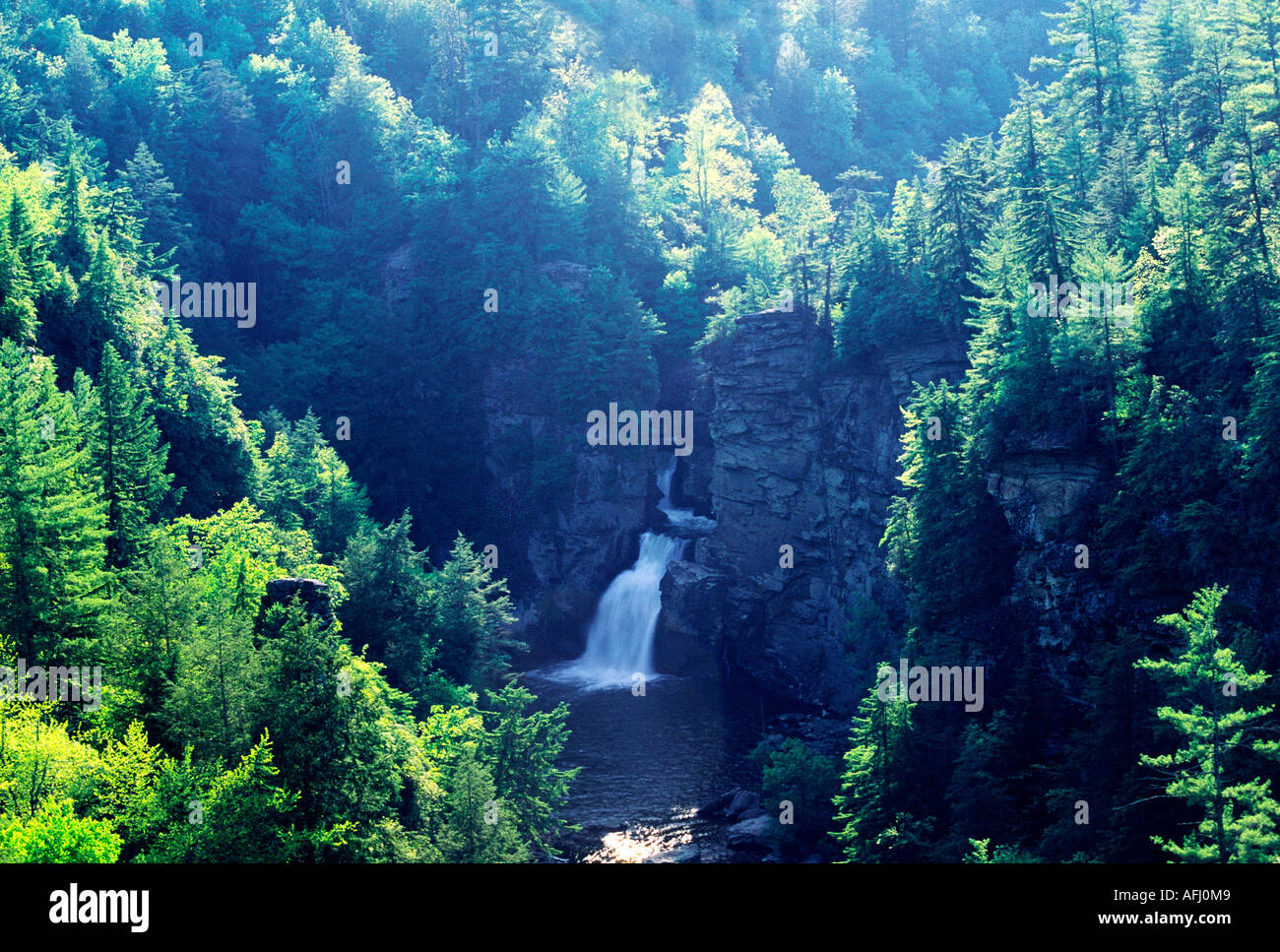 Linville fällt auf den Blue Ridge Parkway Drive durch die Blue Ridge Mountains der Appalachian Range in North Carolina, USA Stockfoto