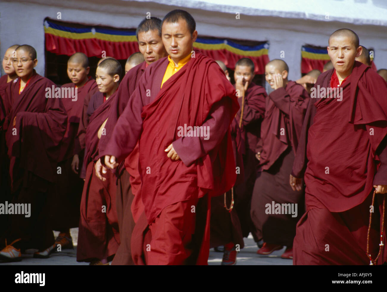 Buddhistische Mönche und Nonnen in Boudhanath Stupa Stockfoto