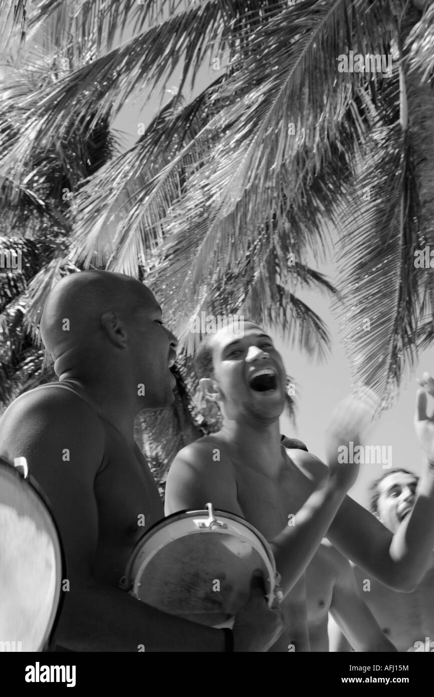 Junge Männer, Schlagzeug zu spielen, am Strand Stockfoto
