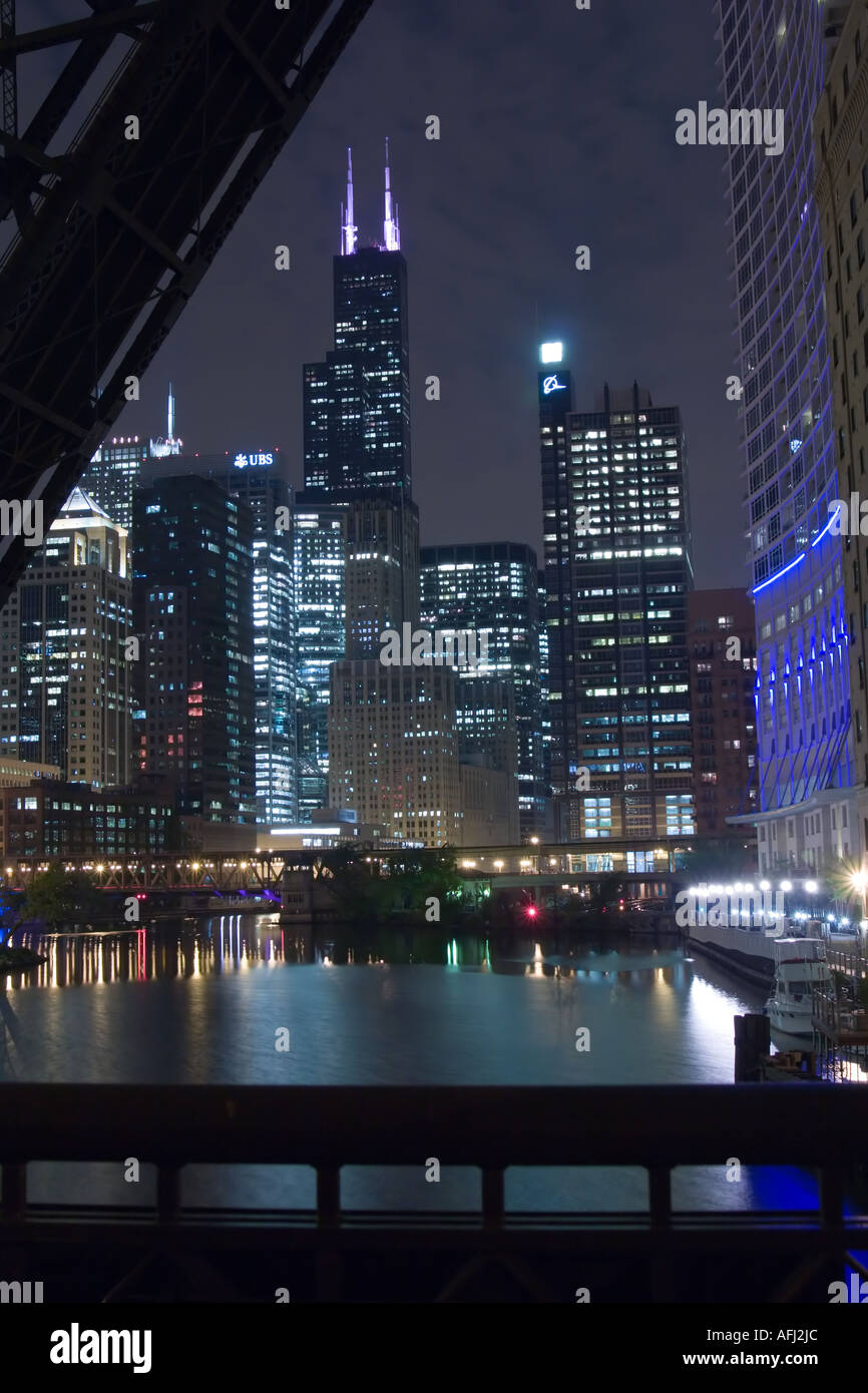 Eine Nacht Blick auf den Sears Tower und den Chicago River mit einer Zugbrücke in der Spitze in einer erhöhten Position. Diese Ansicht ist nicht mehr verfügbar, es gibt ein neues Gebäude, das jetzt die Aussicht auf Willis Tower blockiert. Stockfoto