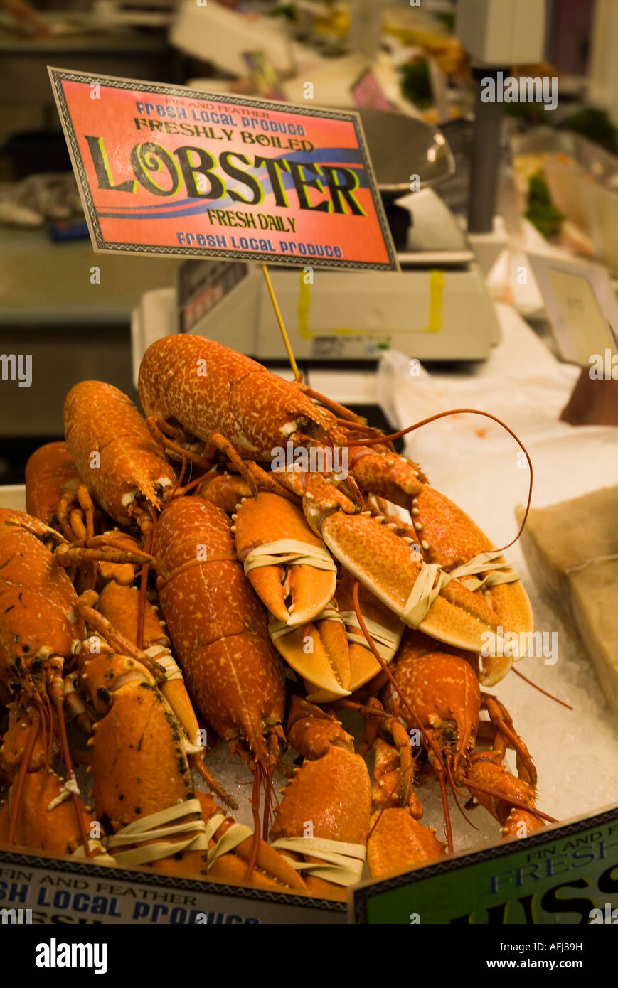 dh Fischmarkt ST HELIER JERSEY Central Indoor-Fischhändler europäischer Hummer Meeresfrüchte-Stall zeigt Food Channel Inseln Stockfoto