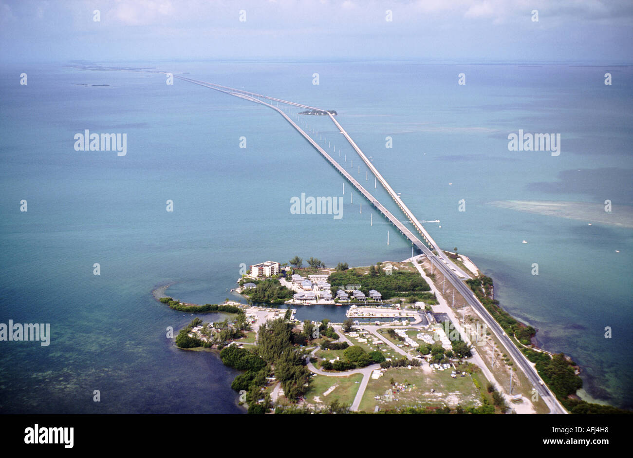 Florida Keys, USA. Luftaufnahme des Highway 1 und Seven Mile Bridge und Holiday home Wohnungen Eigentumswohnungen in der Nähe von Marathon Stockfoto