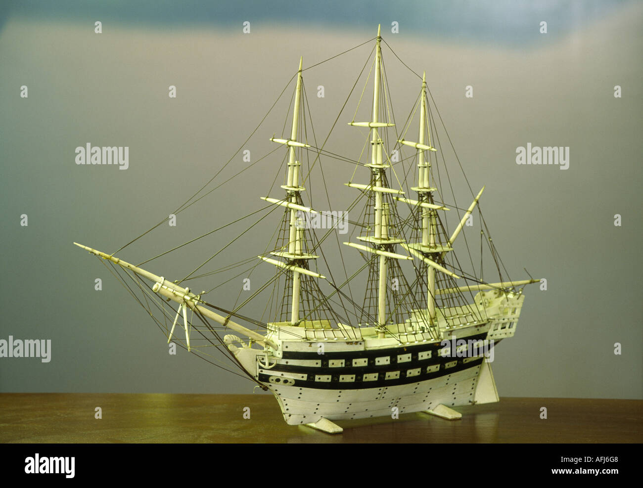 Scrimshaw Fischbein Elfenbein Kunst. Geschnitzte Modell WhaliScng Schiff im Walfangmuseum, Nantucket, aus Cape Cod, Massachusetts, USA Stockfoto