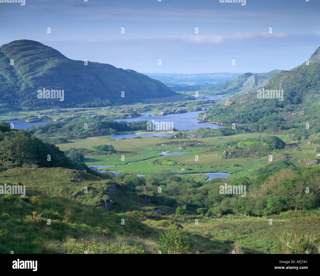 Irlands unberührte malerische Landschaft von Seen und Bergen, Schönheit in der Natur, Stockfoto
