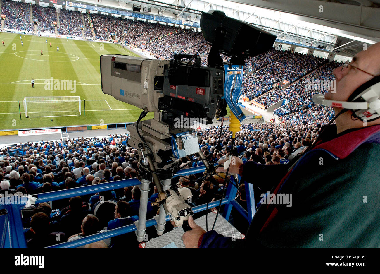 TV-Kamera konzentriert sich auf Fußballplatz Stockfoto