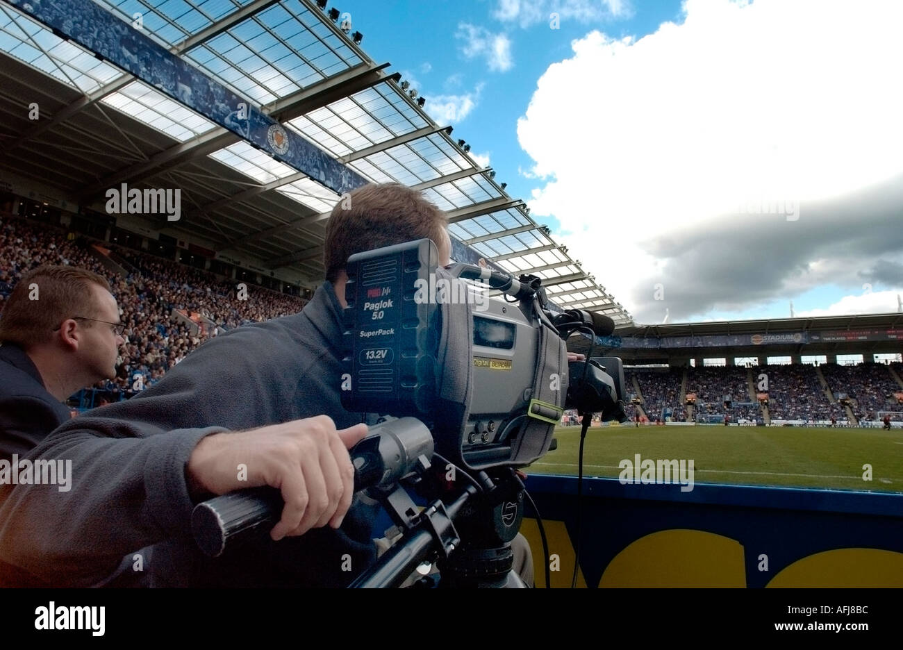 TV-Kamera konzentriert sich auf Fußballplatz Stockfoto