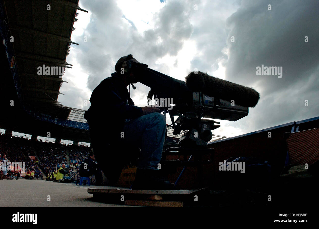 TV-Kamera konzentriert sich auf Fußballplatz Stockfoto