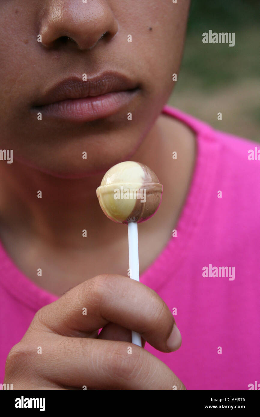 Frauen Essen ein Chupa Chups Lolly Stockfoto