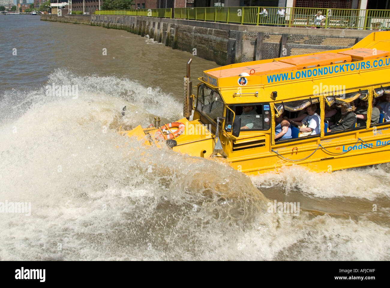 Duck Tours teil Boot teil Fahrzeug amphibische sightseeing Fahrzeug macht grosse spannende Action Wasser Splash Themse mit touristischen Fluggäste London UK Stockfoto