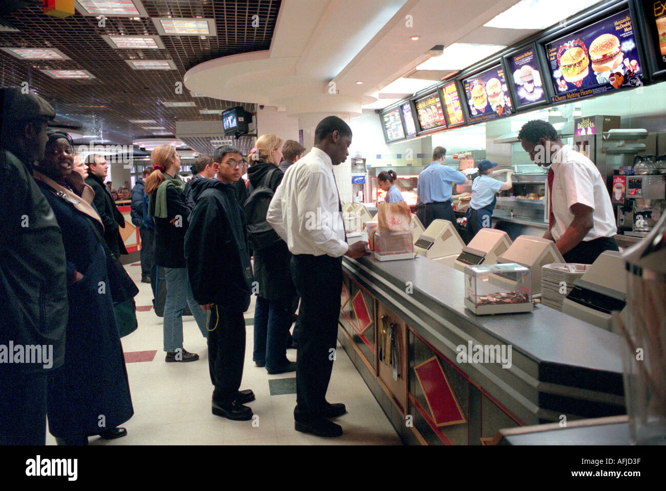 Kunden, die in eine Warteschlange in einem McDonald-Fast-Food-Restaurant. Stockfoto