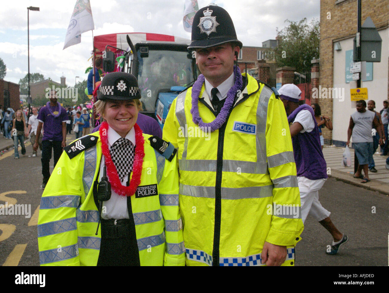 Polizist und Polizistin auf Streife am jährlichen Karneval von Notting Hill  Gate in London zusammen Stockfotografie - Alamy