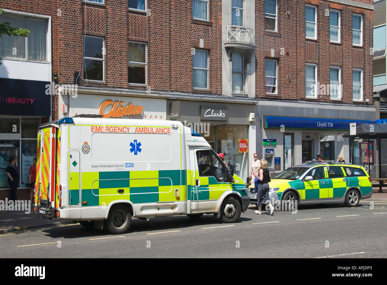 Brentwood Essex High Street Notarzt und Sanitäter Auto behandelnden Vorfall im Einkaufsviertel England UK Stockfoto