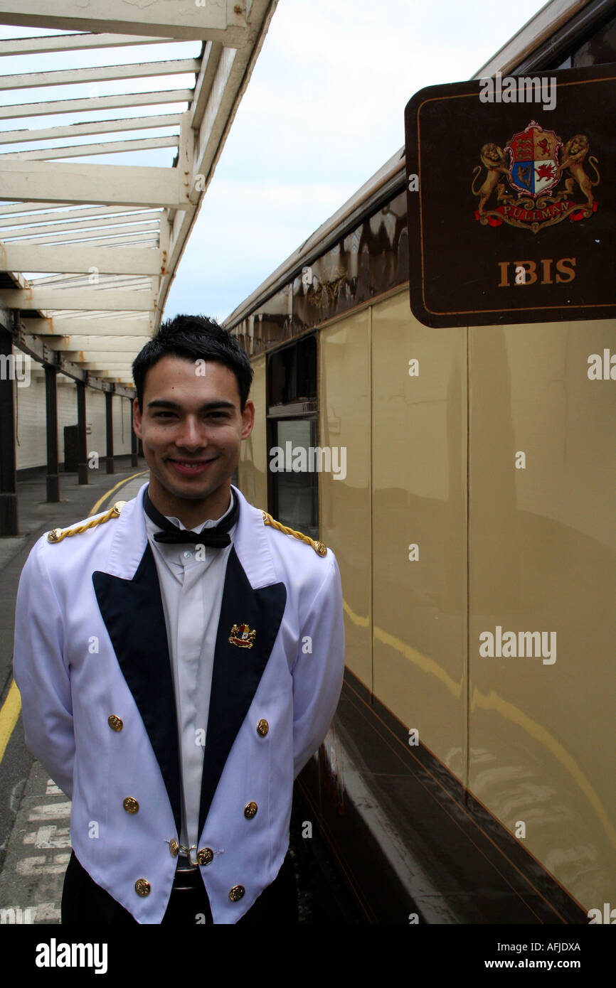 Steward einladende Passagiere an Bord der British Pullman Orient Express Stockfoto