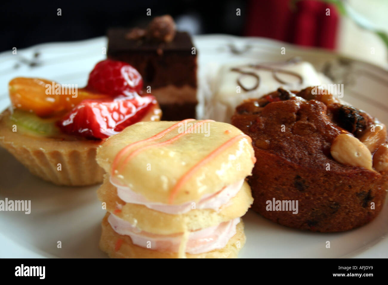 Kuchen und Gebäck im British Pullman Orient Express Stockfoto