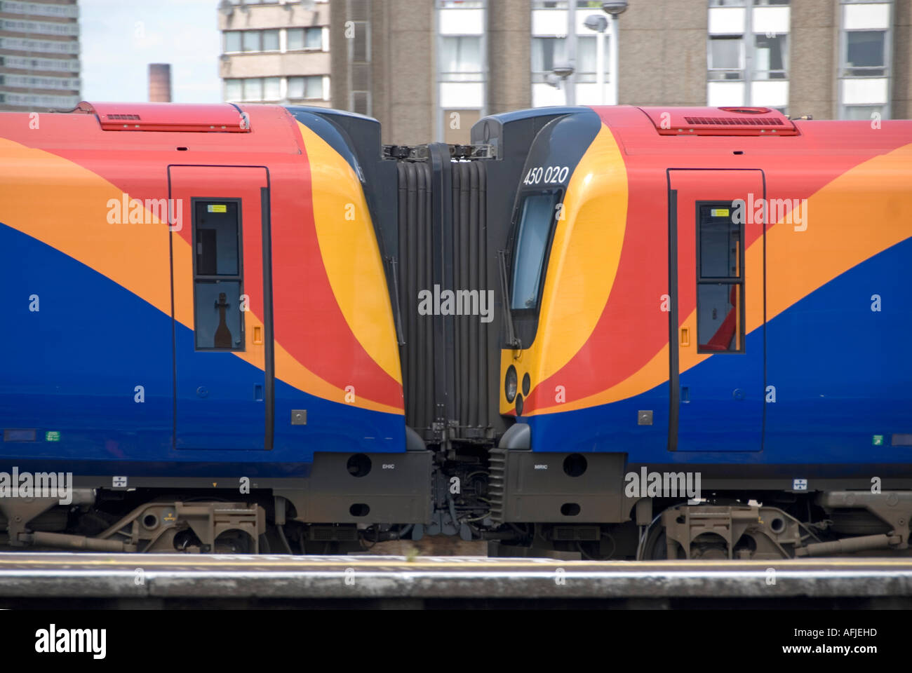 Clapham Junction Bahnhof mit Zugwagen, die in umgekehrter Reihenfolge die farbenfrohen grafischen Muster von London England UK nachahmen Stockfoto