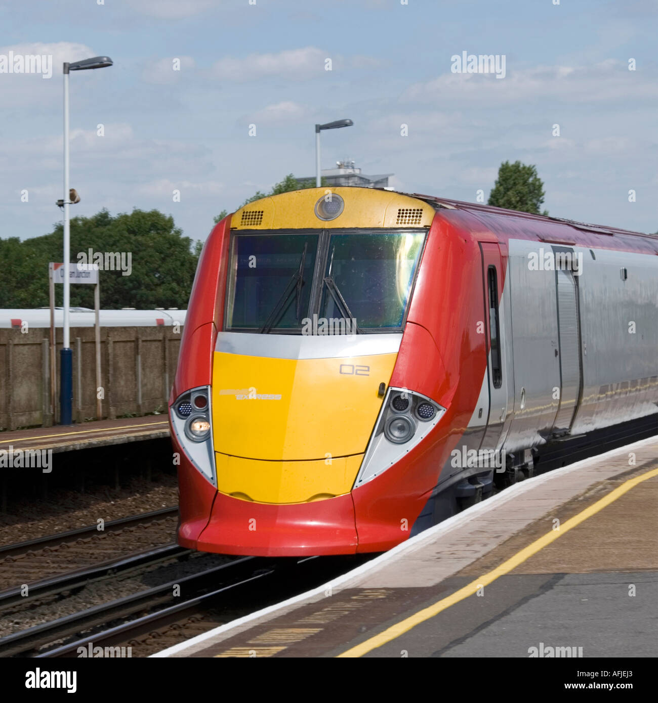 Bahnhof Clapham Junction mit Schnellzug Stockfoto