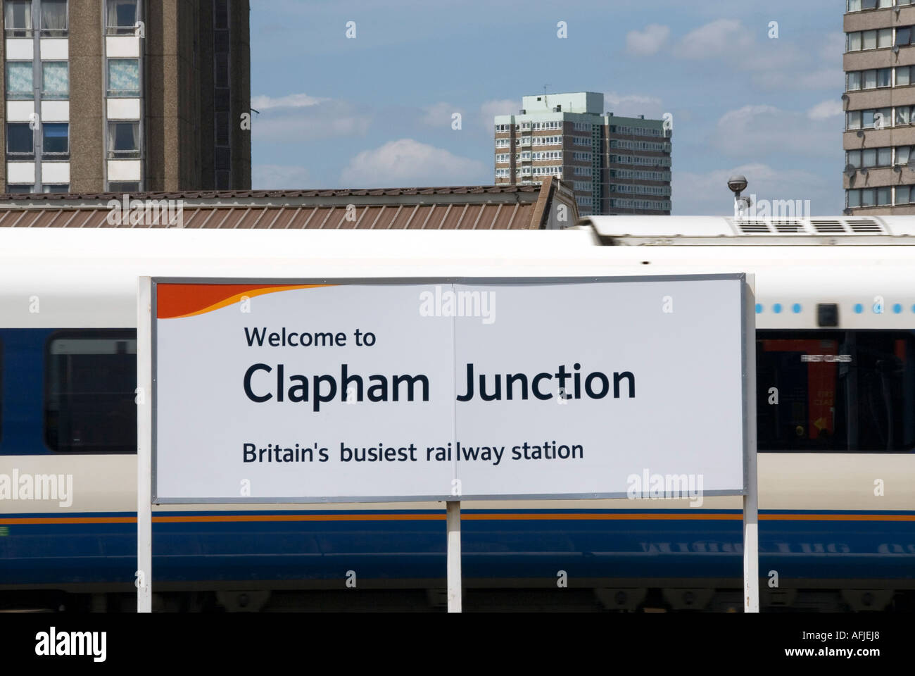Bahnhof Clapham Junction mit Zeichen Zug Vergangenheit und hohe Aufstieg Wohnungen darüber hinaus zu beschleunigen Stockfoto